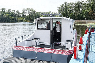 Первый белорусский электрический прогулочный катамаран тестируют на водах Мухавца в Бресте