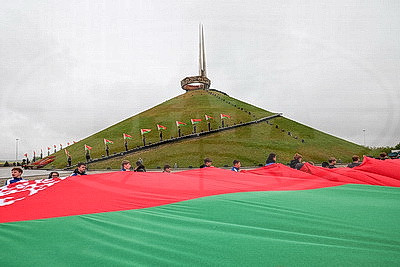 Под звуки марша. На Кургане Славы пронесли 100-метровое полотнище государственного флага