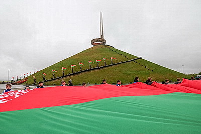 Под звуки марша. На Кургане Славы пронесли 100-метровое полотнище государственного флага