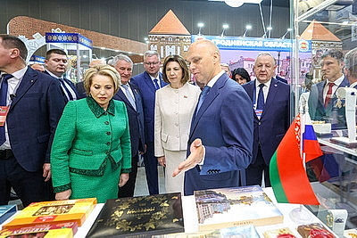 Товары от крупных производителей и ремесленников демонстрируют участникам Форума регионов в Минске