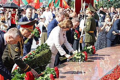 Символ мужества и гордости народа. Торжества по случаю Дня Независимости проходят на Кургане Славы