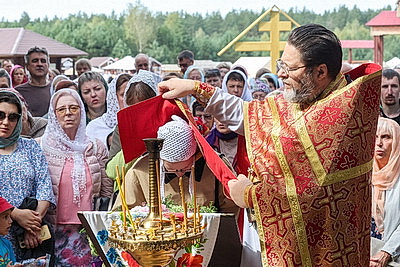 Сквозь века и традиции. Почему тысячи людей стремятся на \"Маковей\" к Голубой кринице