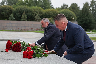 Крутой возложил цветы на Пискаревском кладбище в годовщину начала блокады Ленинграда
