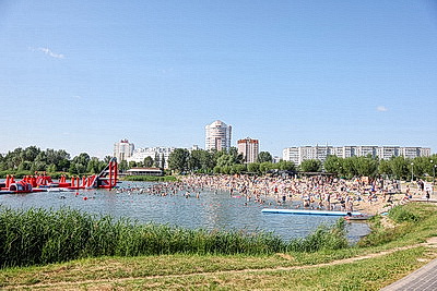 Жители Гомеля спасаются от летнего зноя на городских пляжах