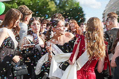 Ярко и красочно в Беларуси прошли выпускные вечера