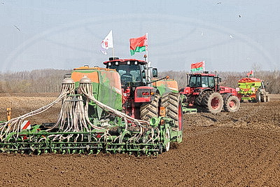 В поле - с добрым сердцем. В Витебском районе дали старт посевной кампании