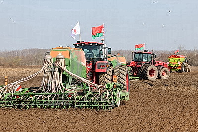 В поле - с добрым сердцем. В Витебском районе дали старт посевной кампании