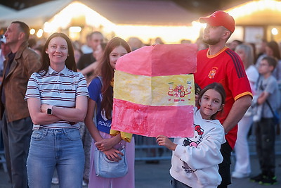 На трансляцию финальной игры чемпионата мира в центре Гродно собрались несколько тысяч зрителей