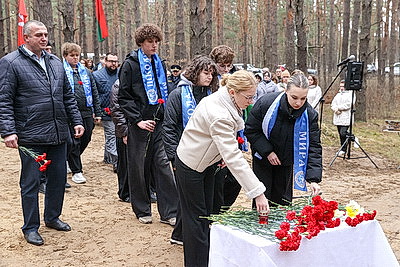 Останки не менее 75 мирных граждан, убитых в 1942 году, перезахоронили в Ветковском районе