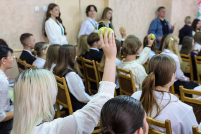 Половинки яблок и экскурс в историю. Учащиеся колледжей приняли участие в акции \"Беларусь адзіная\"