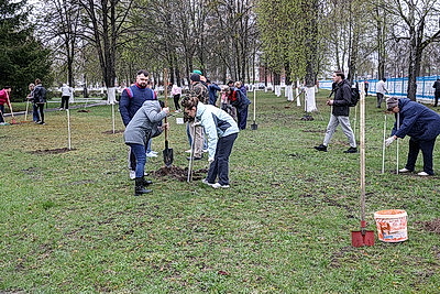 Республиканский субботник: руководство и жители Гомельщины участвовали в ремонте Мозырского роддома
