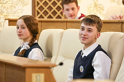 \"Гордимся тем, что нам выпала такая честь\". В Верховном Суде столичным школьникам вручили первые паспорта