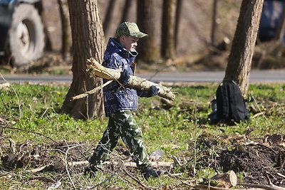Республиканский субботник: брестчане трудились на территории Брестской крепости