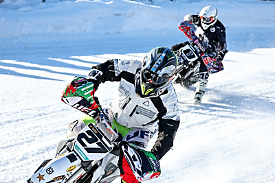 С жаждой адреналина. Белорусские гонщики покорили стихию на соревнованиях по мотоспидвею