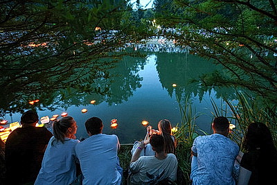 Тысячи фонариков на воде осветили Ботанический сад в Минске