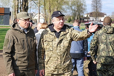 Республиканский субботник: премьер-министр принял участие в благоустройстве братской могилы в Минском районе