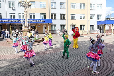 Забег в ползунках, интерактивные игры. В Витебском областном роддоме встретились его \"выпускники\"