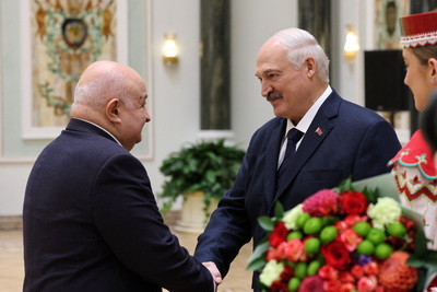 Лукашенко в преддверии Дня народного единства вручил госнаграды заслуженным представителям различных сфер