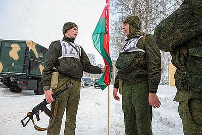 Внезапная проверка ВС продолжается. Бойцы сдают экзамен на выносливость