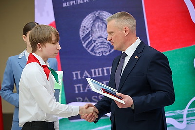\"Важный день, который останется в памяти\". Столичным школьникам вручили паспорта в Минской ратуше