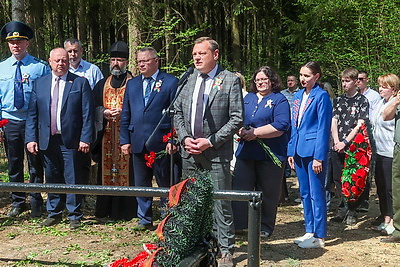 Обновленный памятный знак жертвам геноцида в годы ВОВ открыли в Могилевском районе
