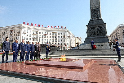 Глава МИД Алжира возложил венок к монументу Победы в Минске