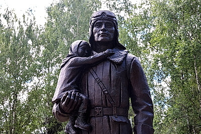 Памятник летчику Александру Мамкину открыли в столичном парке