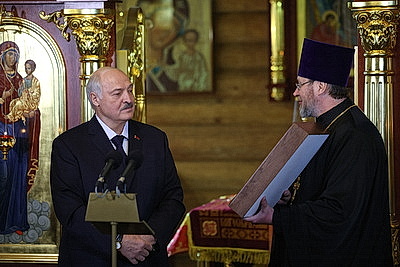 Лукашенко зажег пасхальную свечу в одном из деревенских храмов