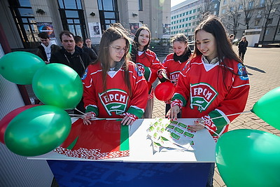 Моя страна. Мое будущее. Минская молодежь поздравила горожан с Днем Конституции