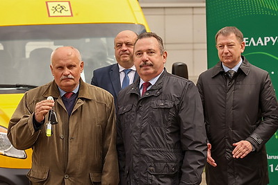 Шесть сельских школ получили новые автобусы для подвоза детей