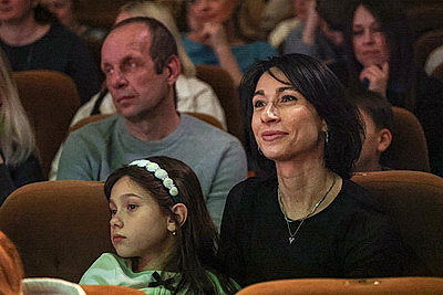 Принятие, социализация, дружба. В Минске инклюзивный театр представил спектакль в поддержку детей с РАС