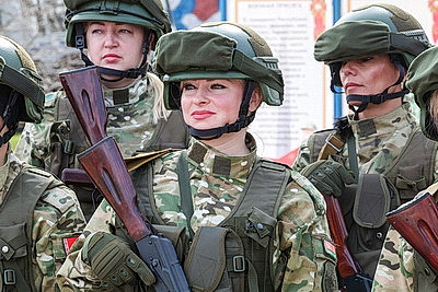 Не только в строю, но и в бою: комбинированный марш-бросок для военнослужащих девушек прошел в Чаусском районе