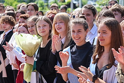 Почти половина выпускников - медалисты. В Лицее БГУ прозвенел последний звонок