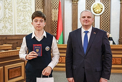 \"Гордимся тем, что нам выпала такая честь\". В Верховном Суде столичным школьникам вручили первые паспорта