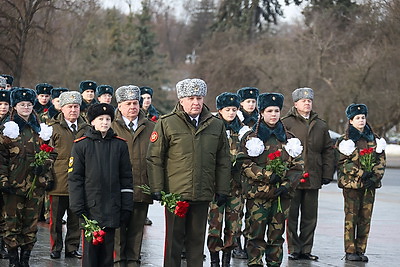 К монументу Победы возложили цветы в День защитников Отечества