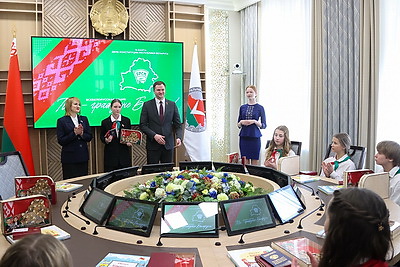 \"Каждый рад получить тут паспорт\". Всебелорусская акция \"Мы - граждане Беларуси!\" прошла в ЦИК 