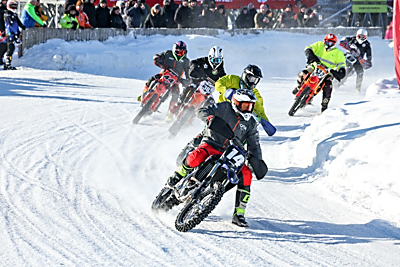 С жаждой адреналина. Белорусские гонщики покорили стихию на соревнованиях по мотоспидвею