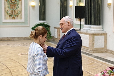 Едины в стремлении сделать страну лучше. Лукашенко в преддверии 8 Марта вручил женщинам госнаграды