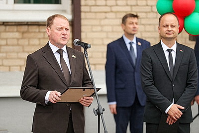 Швед напутствовал узденских школьников и вручил каждому первокласснику книгу \"Беларусь - наша Радзiма\"