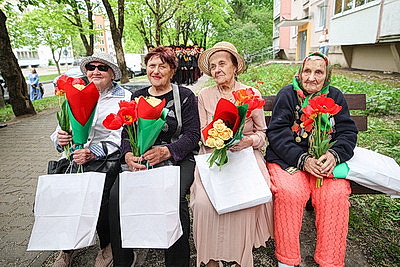 Ветераны Великой Отечественной войны принимают поздравления с 9 Мая