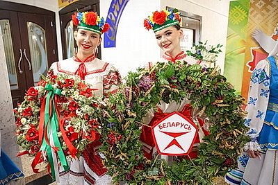 \"Дзявочы вянок міра\". Республиканский конкурс молодежных проектов проходит в Молодечно