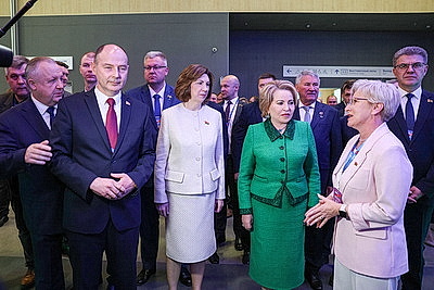 Товары от крупных производителей и ремесленников демонстрируют участникам Форума регионов в Минске
