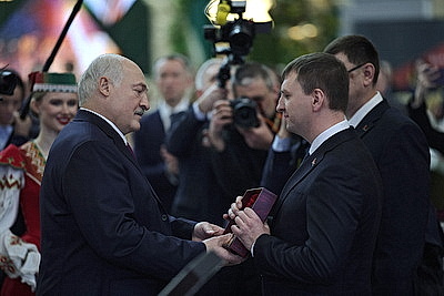 Лукашенко вручил символы Государственного знака качества