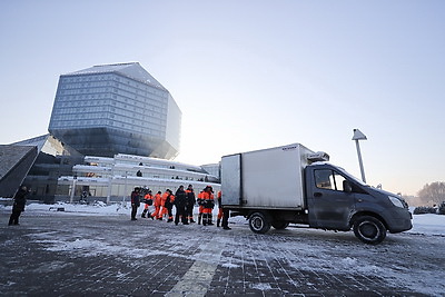 \"Согрей теплом\": горячее питание доставляют работникам ЖКХ, убирающим снег в Минске