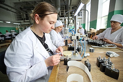 В Докшицах выпускают 2,5 млн флаконов аналогов французских духов в год