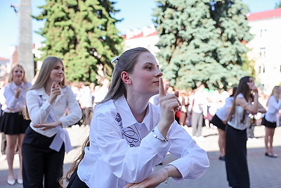 Последние звонки для выпускников 9-х и 11-х классов прозвенели по всей Беларуси