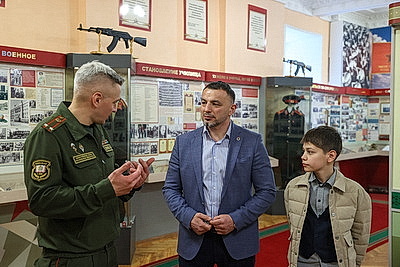 Чемпион мира по греко-римской борьбе провел встречу с суворовцами