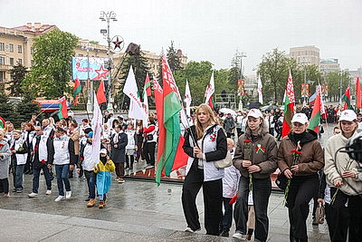 Народное возложение цветов к монументу Победы проходит в Минске