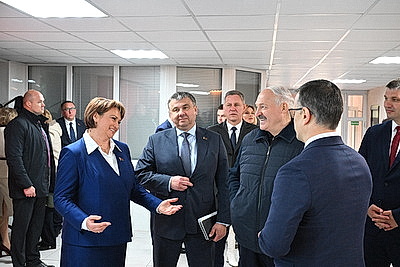 Cельское хозяйство и \"кондитерка\". Лукашенко посетил Наровлянский район