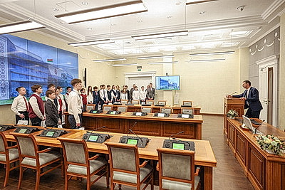 \"Гордимся тем, что нам выпала такая честь\". В Верховном Суде столичным школьникам вручили первые паспорта